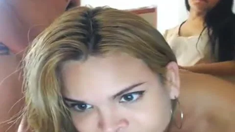 Duas Travestis Gostosas Mentendo Na Frente Da C