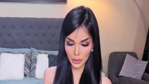 Beautifull tranny Smoke With webcam
