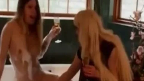 Two Ladyboy's baths Sexxx