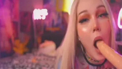 blonde Tbabe sucks vibrator Online