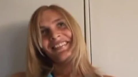 Nailing blond hair