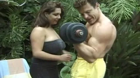 Body-builder bonks juicy ladyboy