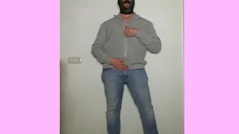 Nederlandse chap Stript En Plast En Komt Daarna Klaar. Klaarkomen In Slowmotion Na Plassen In yummy Dames underware. Nederlander Met Besneden 10-Pounder Lul