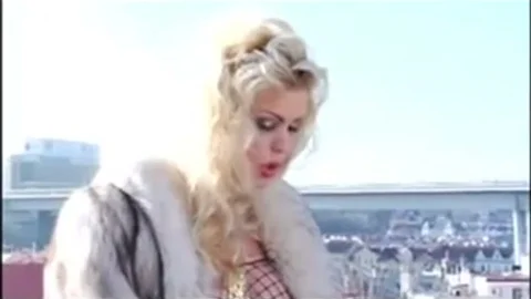 Fishnet tranny In Fur cums outdoors