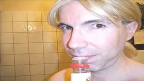 Sthis manmale dressED IN YELLOW