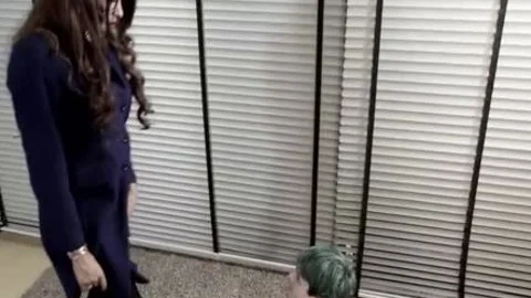 Feet Rubbed tranny bonks
