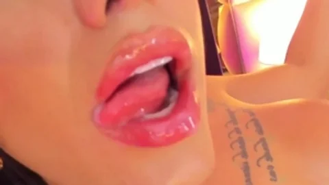 Colombian shemale Cummings On cam