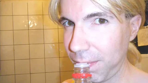 Sthis manmale dressED IN YELLOW
