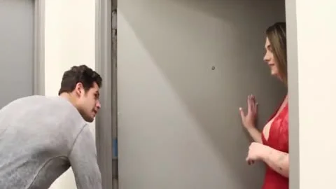 Delivery lad Tipped By Healthy hottie