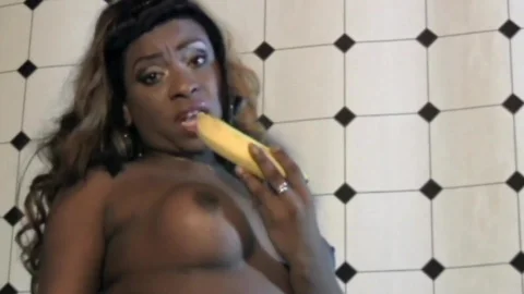 AYSHA MOSTRA SUA VERSATILIDADE NA COZINHA E NO CUZINHO