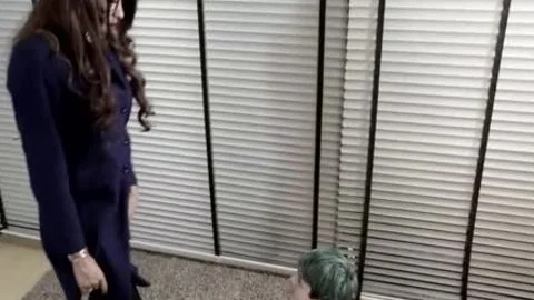 Feet Rubbed tranny bonks