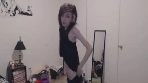 Emo Rachitique Streap Devant Sa web camera