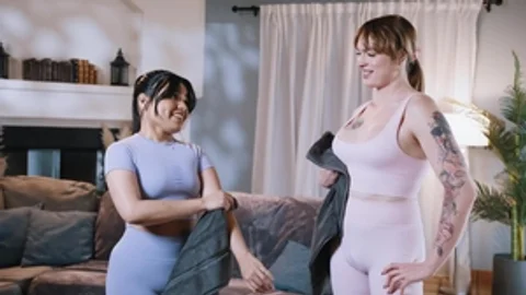 Transfixed: Summer and Blake Secretly Drool Over Asses