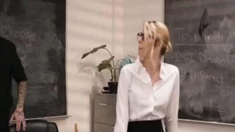 Transbabe Casey Kisses acquires pound On Her much loved Office Table