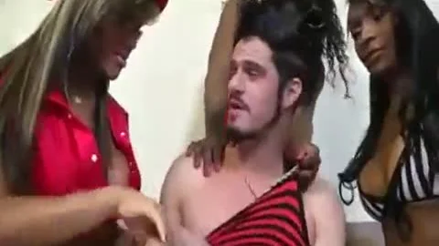 Três Travestis Pé De Mesa Comem O Cara