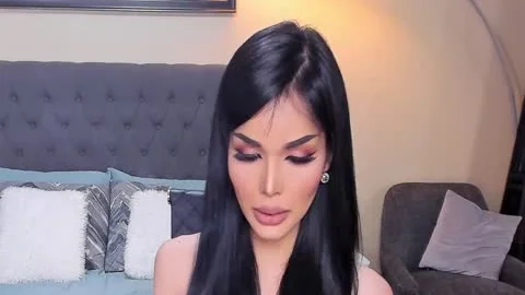 Beautifull tranny Smoke With webcam